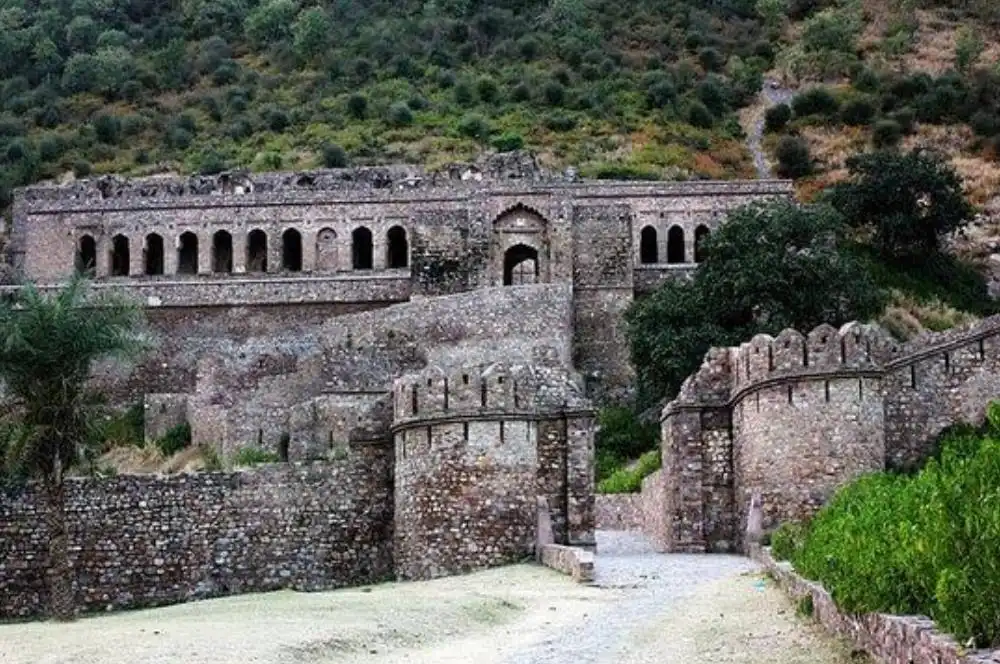 Where is bhangharh fort, bhangharh fort 1 day tour by car in low price from jaipur. jaipur to bhangarh tour package.
